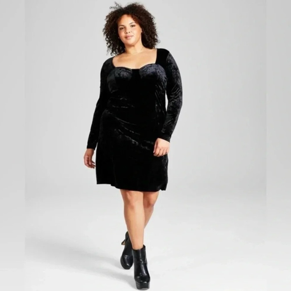 382M NWT And Now This Crushed Velvet Sweetheart Neck Long Sleeve Dress - Size: M